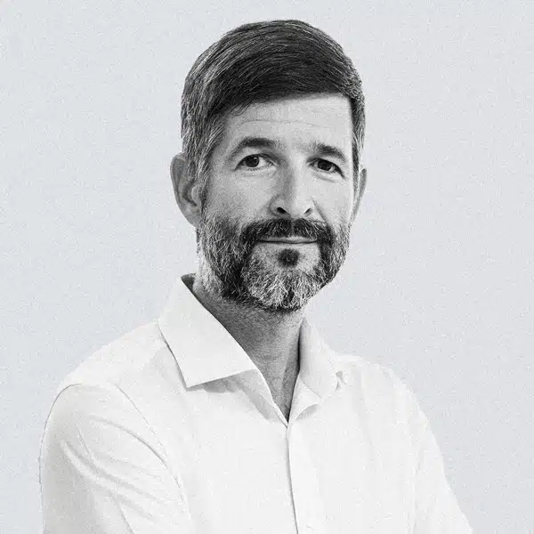 Dejar de cobrar por logotipos y empezar a cobrar por estrategia